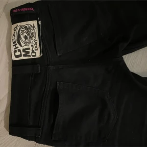 SÖKER Svarta bootcut jeans från Cheap Monday - SÖKER!!!!!