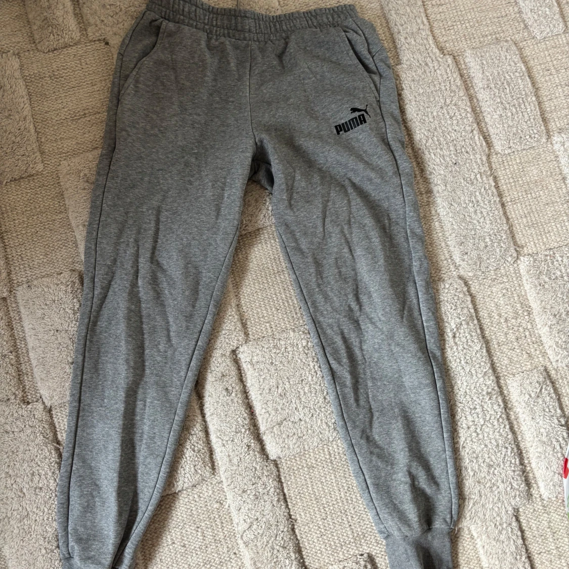 Grå mjukisbyxor från Puma - 1
