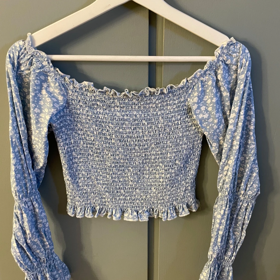 Ljusblå croppad blus med blommigt mönster från NA-KD