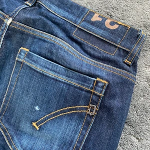 Dondup jeans GEORGE - Tja! Säljer nu dessa riktigt feta dondup jeansen med skön färg skvätt på! Jeansen är i fint skick! Jeansen är i storlek W31, skriv vid frågor eller bilder!