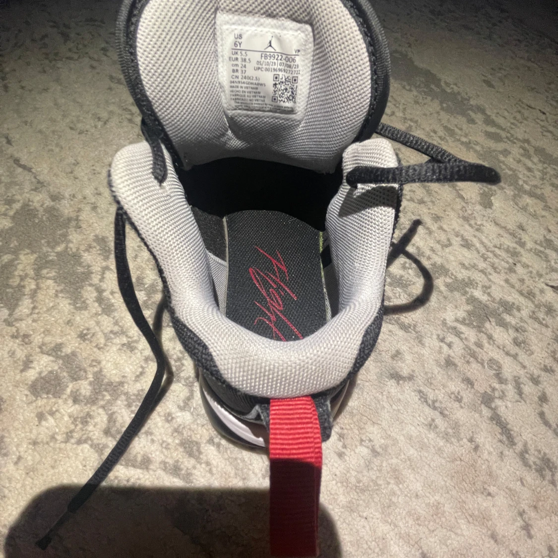 Svarta Nike Air Jordans med röda detaljer - 4