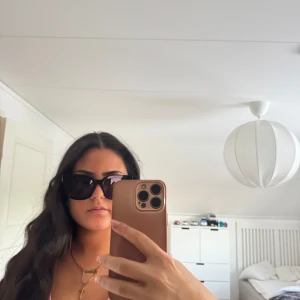 Rosa v-ringad topp - Säljer en söt rosa topp med v-ringning både fram och bak. Toppen har korta ärmar och är i en mjuk, stretchig bomullsblandning. Perfekt för dig som gillar en feminin och enkel stil.