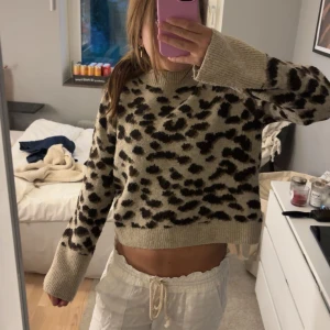 leopardmönstrad stickad tröja - Leopard tröja från H&M, storlek xs, jättebra skick