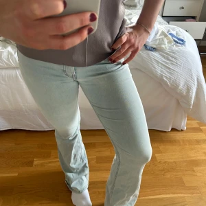 Ljusblå bootcut jeans - Säljer ett par ljusblå jeans med bootcut-modell, från Weekday storlek xs men väldigt stretchiga!