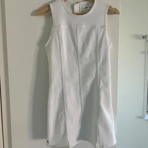 Vit ärmlös jeansklänning från Pull&Bear - Super söt men kommer inte till användning! Prislappen är kvar. 