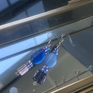 Färgglada handgjorda pärlörhängen - Unika örhängen med mixade pärlor i blått, lila och rosa. Perfekt för dig som vill ge en diskret men vacker touch av färg till din outfit!