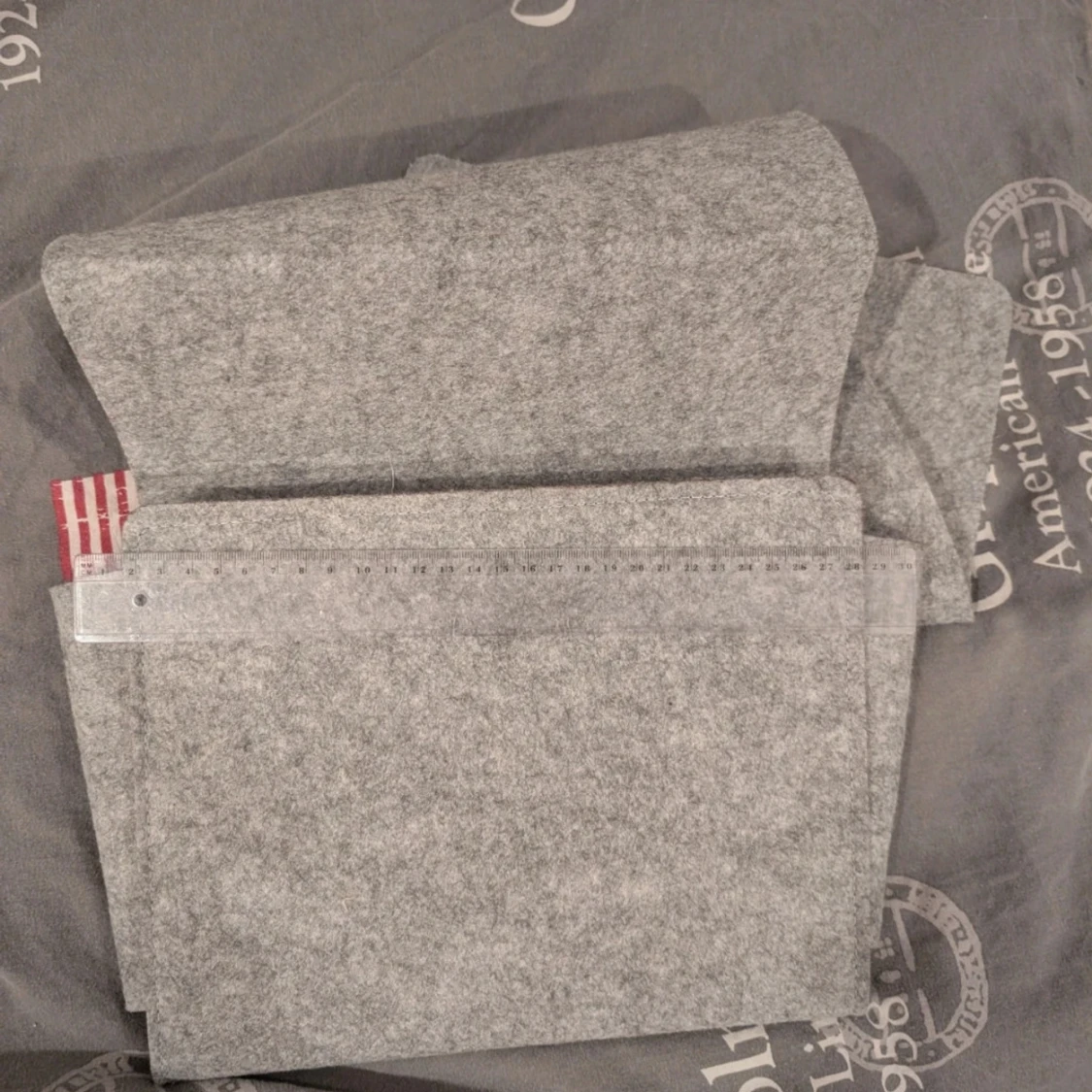 Grå filtad förvaring att hänga på sängen eller rliknande - 3