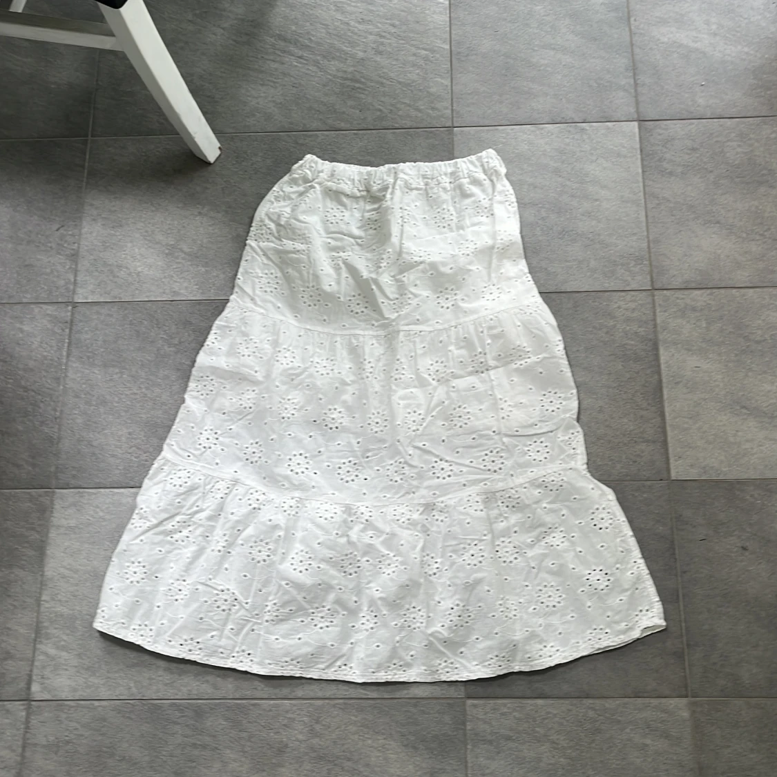 Vit broderad långkjol Made in Italy