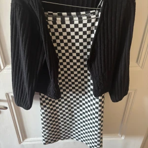 Svartvit rutig klänning från Zara - Säljer en jättecool svartvit klänning från Zara med rutigt mönster och smala axelband. Kan stylas med en alt outfit och många andra stilar. 💕