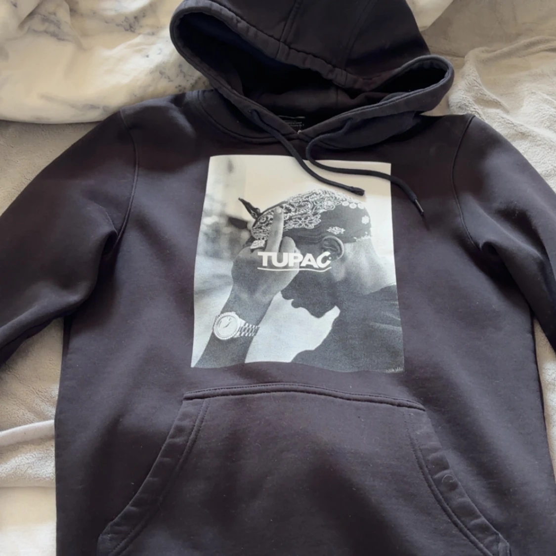 Svart hoodie med Tupac-tryck