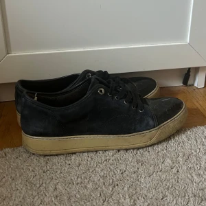 Lanvin skor - Säljer dessa slit lanvins då de inte kommer till användning! Sulan har blivit lite gul men mochan är fortfarande i bra skick! Sulan kan alltså målas om till vit hos en skomakare och skorna kommer se bättre ut! Storleken är 42 men passar 43! Priset är ej hugget i sten!!!!!    Hör av dig vid frågor eller funderingar!!