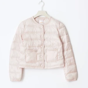 Ljusrosa pufferjacka med knappar - Säljer en ljusrosa pufferjacka med rund halsringning och knäppning framtill. Jackan har två framfickor och är lätt vadderad, perfekt för kyliga dagar. Enkel och stilren design som passar till många outfits. Passar mig med XXS/XS men är i storlek 158/164🌸