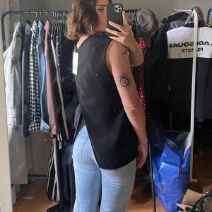 Kostym top - Kostym liknande topp som du knyter i midjan och har öppen rygg.