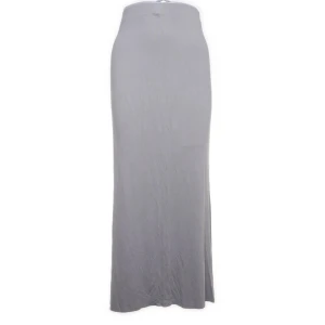 Lång grå kjol i mjukt tyg - Enkel och stilren långkjol i grått med rak passform. Kjolen har en minimalistisk look och är gjord i ett mjukt, följsamt material som känns skönt mot huden. Perfekt för dig som gillar en clean och chill vibe 