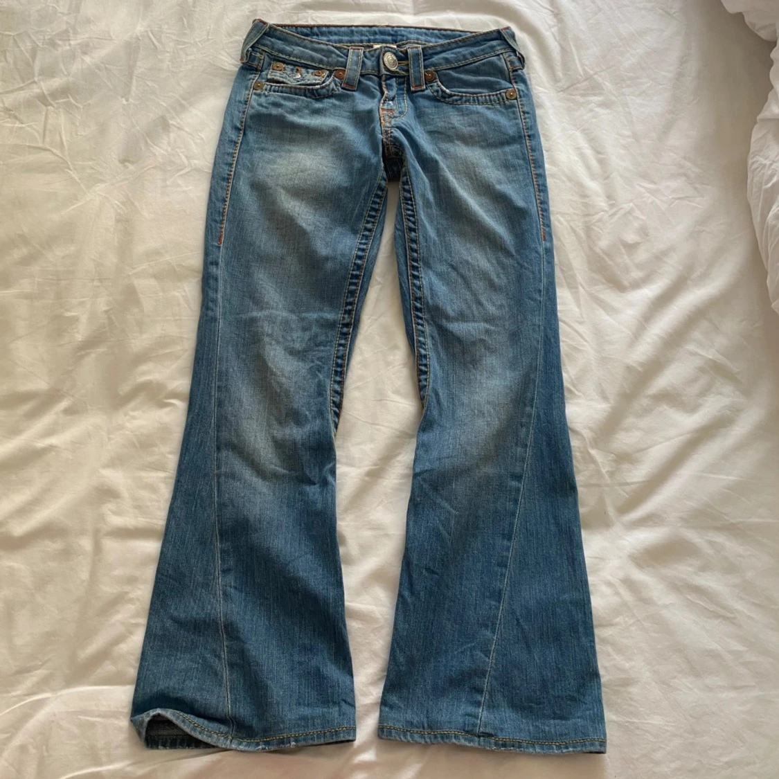 Blå bootcut jeans från True Religion - 92