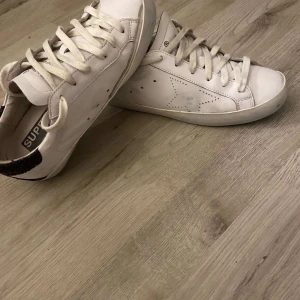 Golden goose - Golden Goose 🌟 Riktigt fint skick👌 Storlek 38 👟 Bytt snören, men originalen följer med 🧵 Snabb leverans 🚀 Frågor? Skriv! 💬
