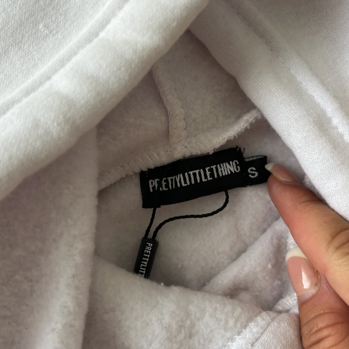 Vit croppad hoodie från PrettyLittleThing - 2