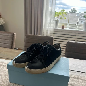 Svarta sneakers från Lanvin - Säljer mina lanvin, skicket är 7/10 Og box och dustbag medföljer.Skorna är UK 9 som motsvarar  EU 43-44