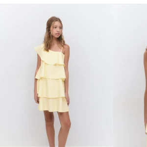 Ljusgul volangklänning med smala axelband - . Intresskollar helt ny med prislapp kvar. Slutsåld överallt 