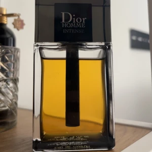 Dior Homme Intense Eau de Parfum - Dior Homme Intense är en lyxig herrparfym med elegant design. Intense versionen på 100 ml, ca 90 ml kvar, en present som jag ej använder ofta. Nypris ca 1250. 