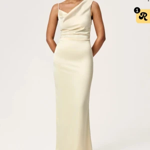 ljusgul långklänning från Adoore - Supersnygg bal/långklänning i ljusgul satin från Adoore. Klänningen har en elegant oneshoulder-detalj med ett smalt axelband och draperad överdel. Den är figurnära och har en slits på sidan för extra edge. går hela vägen till marken på mig som är 1,65🥰 endast använd 1 gång