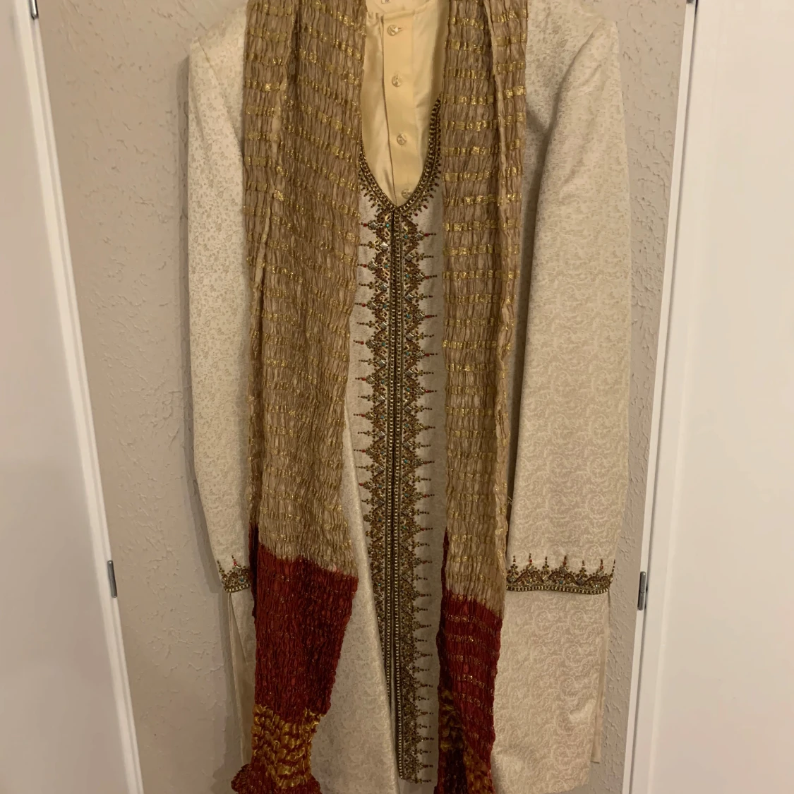 Beige broderad kavaj med pärlor - 1