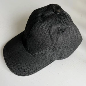 Svart keps från Christian Dior - Snygg svart keps från Christian Dior    Bra för sommaren. No size 