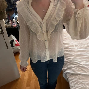 Vit blus  - Bra skick, söt☺️