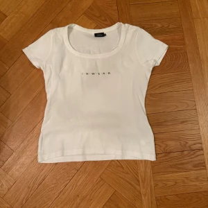Vit t-shirt från InWear Essentials - Säljer en klassisk vit t-shirt från InWear Essentials med rund halsringning och korta ärmar. T-shirten har en enkel design med diskret logga framtill och är tillverkad i mjuk bomull.