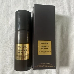 Tom Ford Tobacco Vanille All Over Body Spray 150 ml - Lyxig body spray från Tom Ford i doften Tobacco Vanille. Flaskan är mörkbrun med guldfärgad etikett och svart lock. Kommer i originalförpackning. Innehåller ca 150 ml och har en exklusiv, varm och kryddig doftprofil. Den har använts lite, fortfarande väldigt full. original pris: 880kr, kvitto finns! 