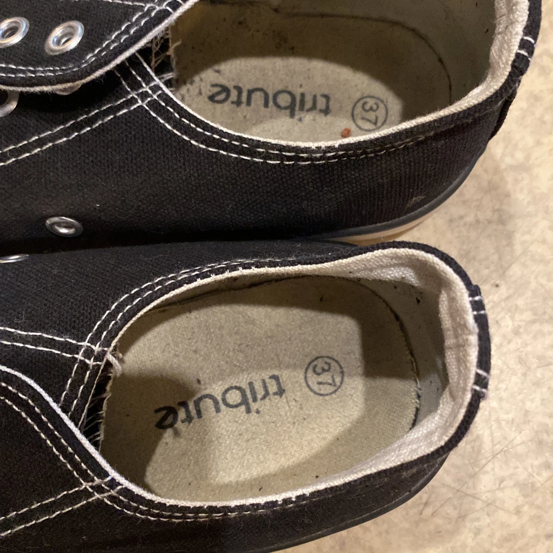 Svarta låga sneakers från Tribute - 1