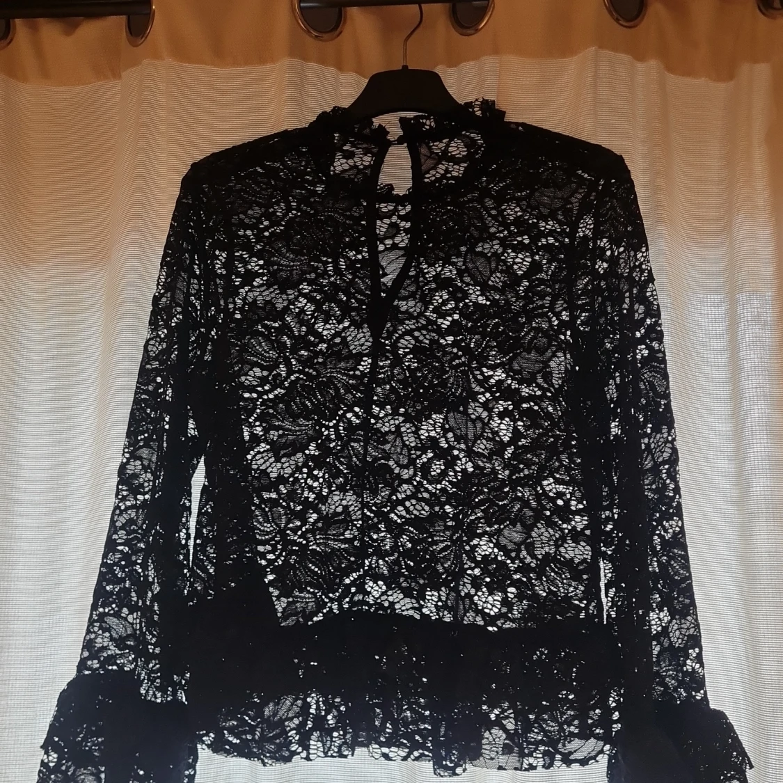 Svart spetsblus med volangdetaljer - 1
