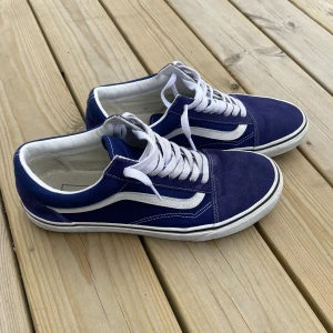 Blå Vans  - Säljer ett par mörkblå/blå Vans, dom sitter skönt och är snygga. Säljer dom pågrund av att jag vuxit ut dom. Tvättad innan dom skicka. Skicka prisförslag.