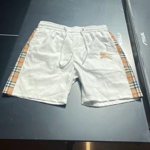 Burberry shorts  - Klipp dessa helt nya burberry shorts för en skön look till sommaren som snart är här. Helt nytt skick, storlek M 