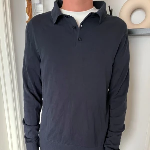 Pike tröja - Säljer min mörkblå piké tröja från these glory days! Skicket är ungefär 7/10 men inga defekter! Skriv privat vid funderingar