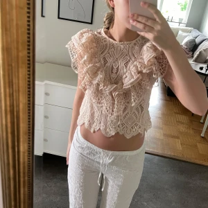 Ljusrosa spetsig blus med volanger - Säljer en superfin ljusrosa blus i spets med volanger💕