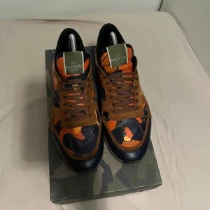 Valentino Rockrunner - Säljer nu dessa fräscha Valentino Rockrunners. Unik färg men passar väldigt bra till de mesta. Givetvis äkta samt box och dustbags medföljer✅ hör av er vid fler frågor och funderingar🙌