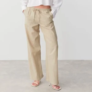 linnebyxor - Säljer dessa beiga linnebyxor då de är för långa för mig. Snyggt inför sommaren🥰💞