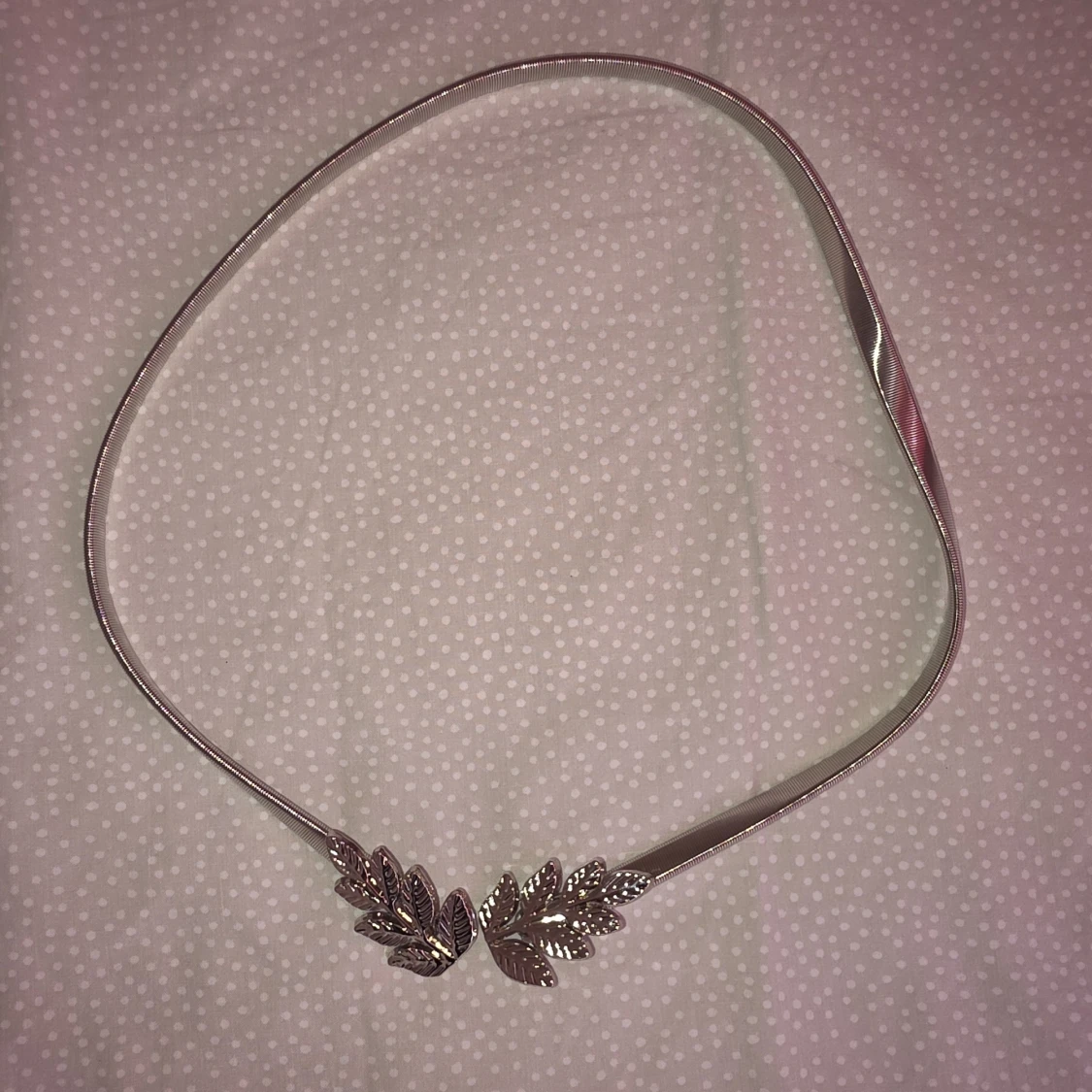 Silverfärgat bälte med bladspänne