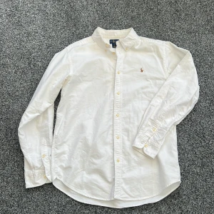 Ralph lauren skjorta - Säljer denna snygga skjorta perfekt till skolavslutning mm. Size 20 fits S-M. Hör av dig vid intresse 