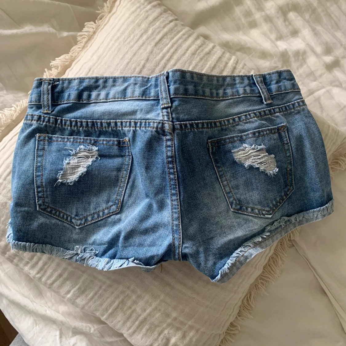 Blå lågmidjade jeansshorts - 1