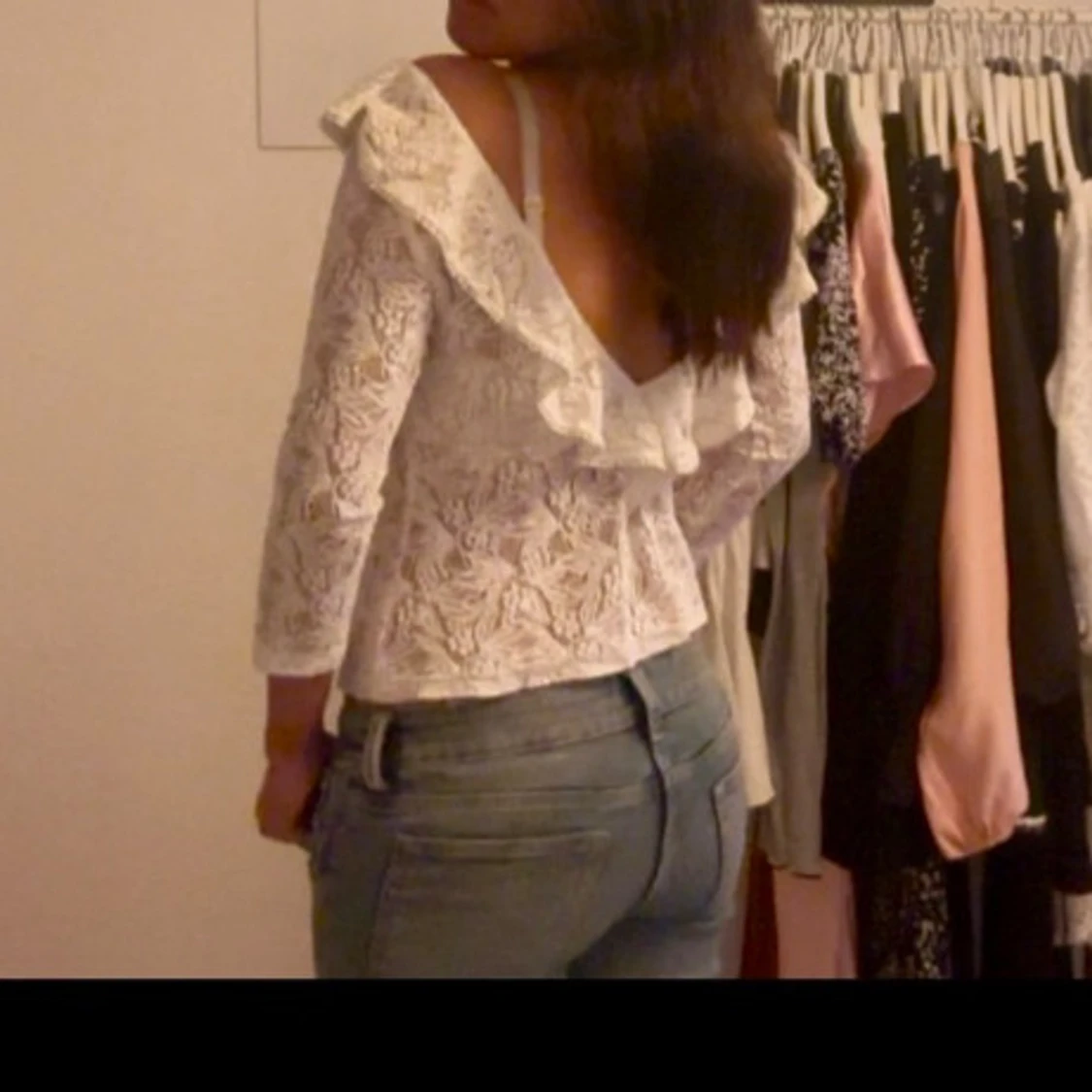 Vit spetsblus med volang och öppen rygg - 4