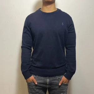 Mörkblå tröja från Ralph Lauren - Säljer denna snygga Ralph lauren tröjan perfekt för alla årstider för endast 599kr | Prima cotton |Skicket är perfekt utan några defekter (10/10), aldrig använd,  och är i storlek M. Om ni har några frågor så är det bara att höra av sig!! 
