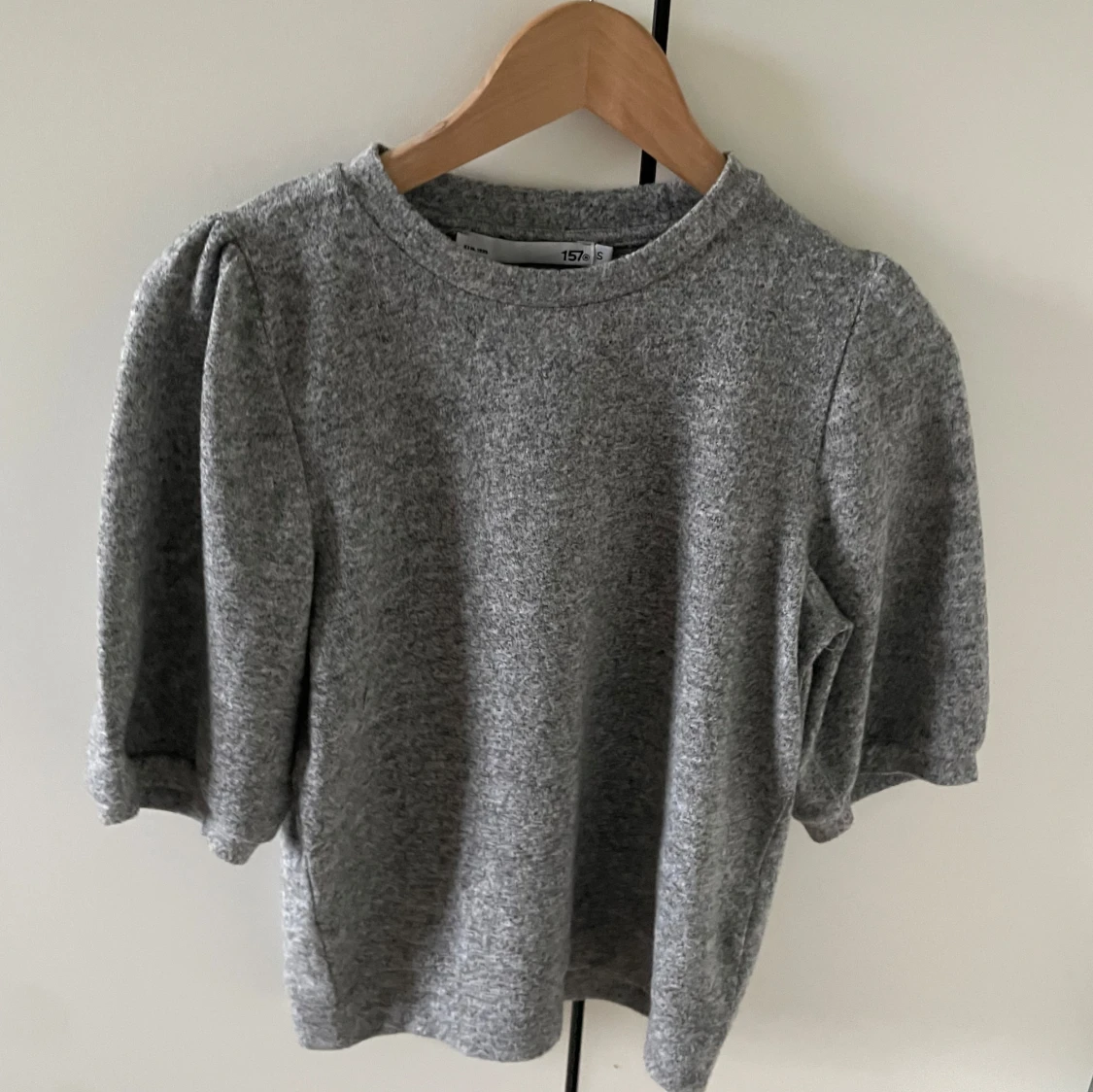 Grå puffärm tröja från 157