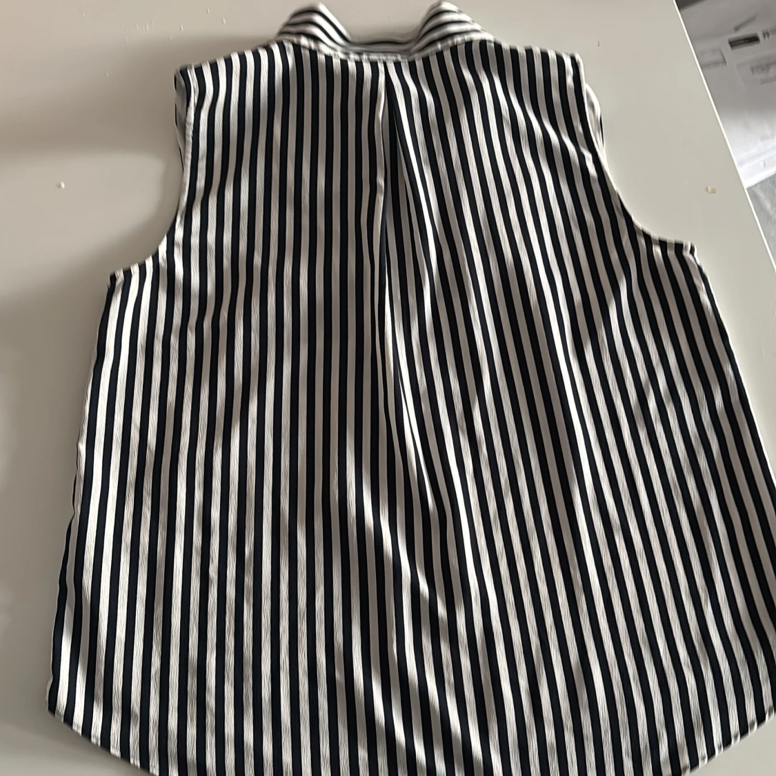 Randig ärmlös blus med knyt från H&M - 2