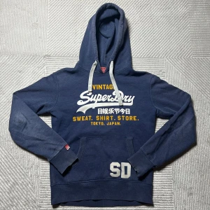 Blå Superdry hoodie | S  - Superdry hoodie | har tecken på användning men fortfarande mycket kvar att ge | frågor? Hör då av dig |🍻