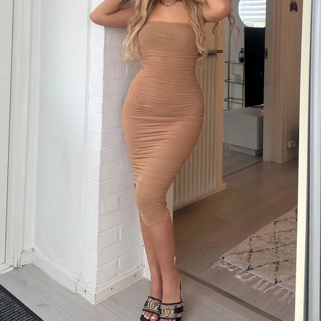 Beige tight klänning med rynkade detaljer