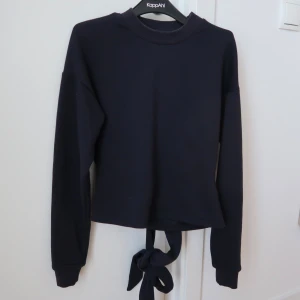 Mörkblå tröja med snörning i midjan - Använd några få gånger, som ny, passar även storlek XS/S