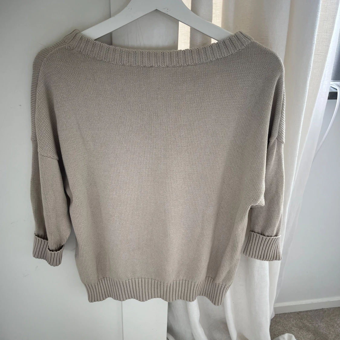 Beige stickad tröja med bred halsringning - 1