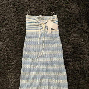 Blåvit klänning  - Blåvit ”stickad” klänning, storlek L. Prislappen kvar💗